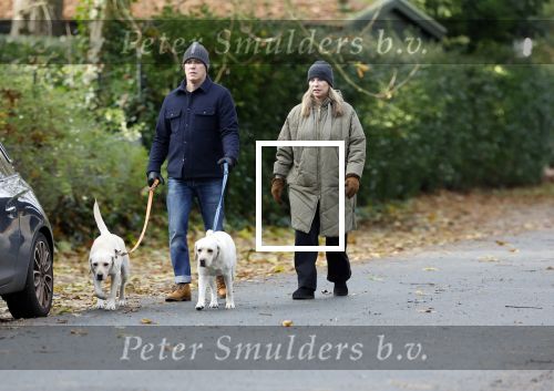 Huizen 24 november 2024
Linda de Mol en partner Jeroen Rietbergen aan het wandelen met hun 2 labradors / honden