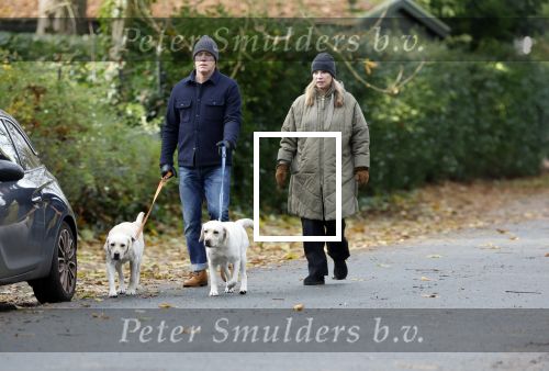 Huizen 24 november 2024
Linda de Mol en partner Jeroen Rietbergen aan het wandelen met hun 2 labradors / honden