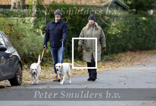 Huizen 24 november 2024
Linda de Mol en partner Jeroen Rietbergen aan het wandelen met hun 2 labradors / honden