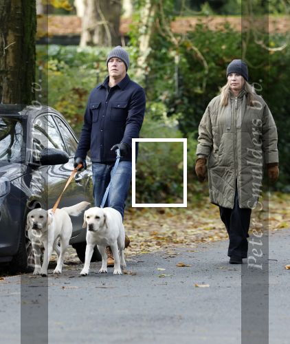 Huizen 24 november 2024
Linda de Mol en partner Jeroen Rietbergen aan het wandelen met hun 2 labradors / honden