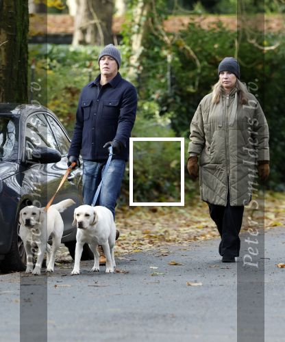 Huizen 24 november 2024
Linda de Mol en partner Jeroen Rietbergen aan het wandelen met hun 2 labradors / honden