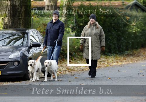 Huizen 24 november 2024
Linda de Mol en partner Jeroen Rietbergen aan het wandelen met hun 2 labradors / honden