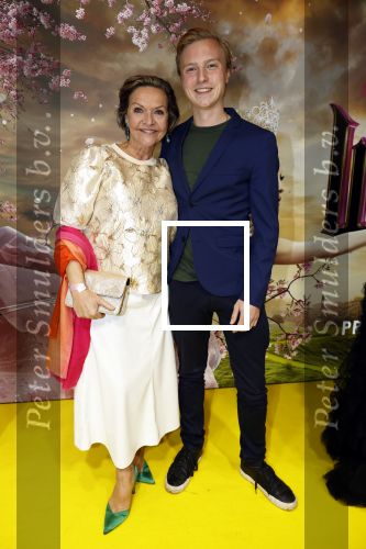 Amsterdam 3 december 2024
Premiere Wicked in Tuschinski. Mariska v Kolck met zoon