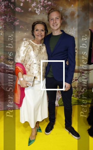 Amsterdam 3 december 2024
Premiere Wicked in Tuschinski. Mariska v Kolck met zoon