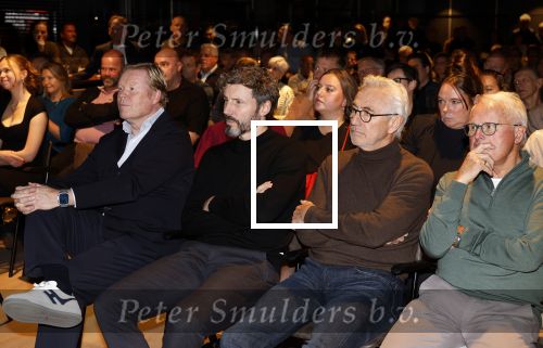Almere 4 november 2024
Boekpresentatie Alex Pastoor bij stadion Almere city. Mark v Bommel en Ronald Koeman Bert v Marwijk en Foppe de Haan