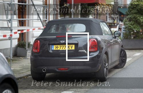 Den Haag 23 november 2024
Matthijs v Nieuwkerk en zijn vriendin Martha Riemsma met hun nieuwe hondje bij hun huis in Den Haag . Mini Cooper cabrio Martha Riemsma
