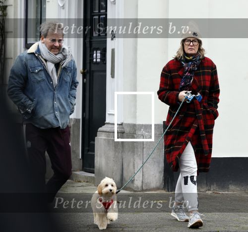 Den Haag 23 november 2024
Matthijs v Nieuwkerk en zijn vriendin Martha Riemsma met hun nieuwe hondje bij hun huis in Den Haag .