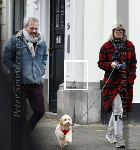 Den Haag 23 november 2024
Matthijs v Nieuwkerk en zijn vriendin Martha Riemsma met hun nieuwe hondje bij hun huis in Den Haag .