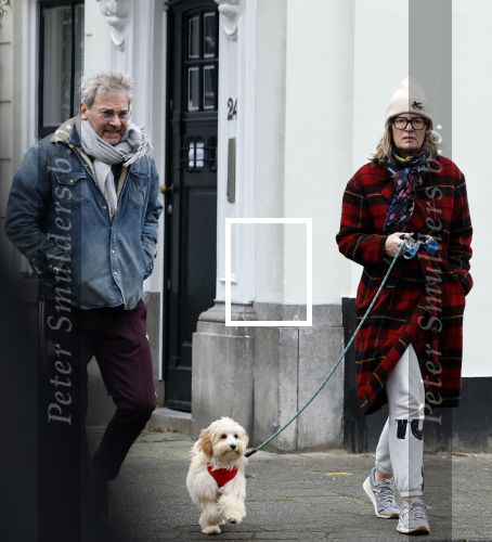 Den Haag 23 november 2024
Matthijs v Nieuwkerk en zijn vriendin Martha Riemsma met hun nieuwe hondje bij hun huis in Den Haag .
