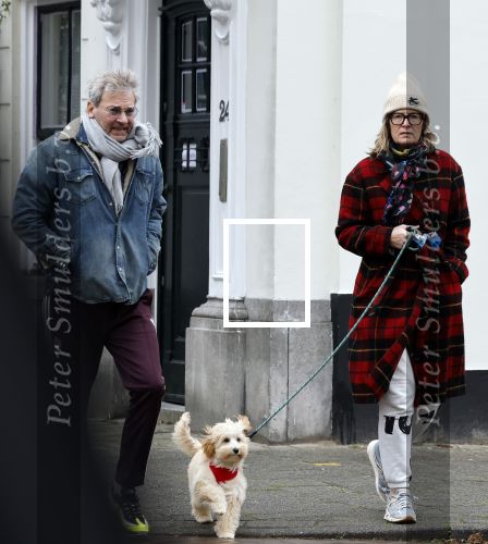 Den Haag 23 november 2024
Matthijs v Nieuwkerk en zijn vriendin Martha Riemsma met hun nieuwe hondje bij hun huis in Den Haag .