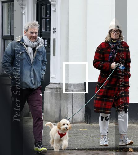 Den Haag 23 november 2024
Matthijs v Nieuwkerk en zijn vriendin Martha Riemsma met hun nieuwe hondje bij hun huis in Den Haag .