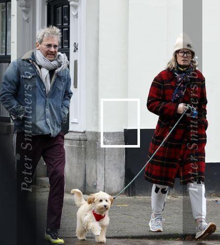 Den Haag 23 november 2024
Matthijs v Nieuwkerk en zijn vriendin Martha Riemsma met hun nieuwe hondje bij hun huis in Den Haag .