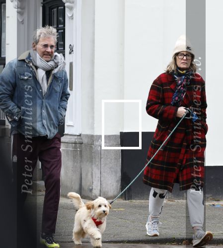 Den Haag 23 november 2024
Matthijs v Nieuwkerk en zijn vriendin Martha Riemsma met hun nieuwe hondje bij hun huis in Den Haag .