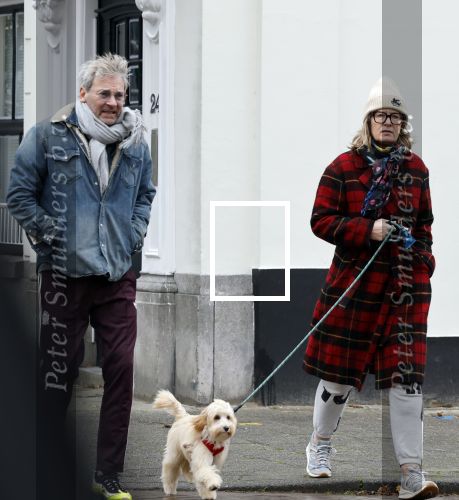 Den Haag 23 november 2024
Matthijs v Nieuwkerk en zijn vriendin Martha Riemsma met hun nieuwe hondje bij hun huis in Den Haag .