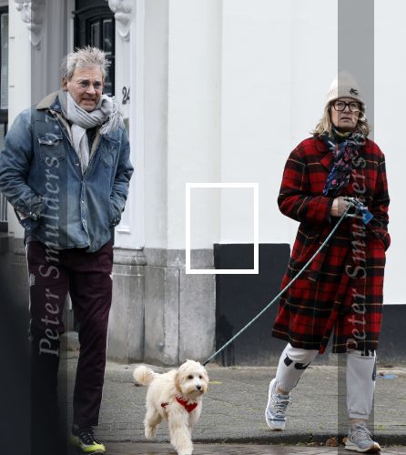 Den Haag 23 november 2024
Matthijs v Nieuwkerk en zijn vriendin Martha Riemsma met hun nieuwe hondje bij hun huis in Den Haag .
