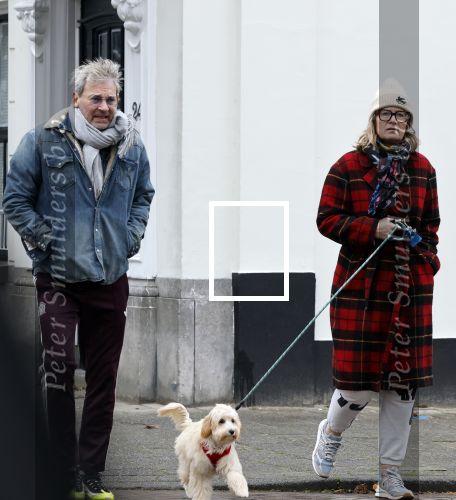 Den Haag 23 november 2024
Matthijs v Nieuwkerk en zijn vriendin Martha Riemsma met hun nieuwe hondje bij hun huis in Den Haag .
