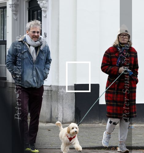 Den Haag 23 november 2024
Matthijs v Nieuwkerk en zijn vriendin Martha Riemsma met hun nieuwe hondje bij hun huis in Den Haag .