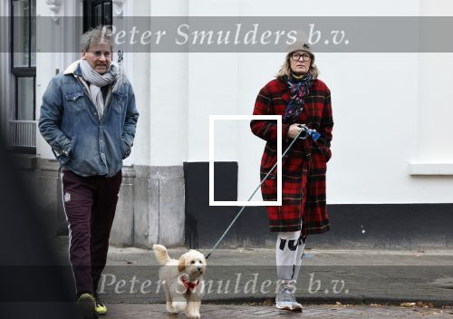 Den Haag 23 november 2024
Matthijs v Nieuwkerk en zijn vriendin Martha Riemsma met hun nieuwe hondje bij hun huis in Den Haag .