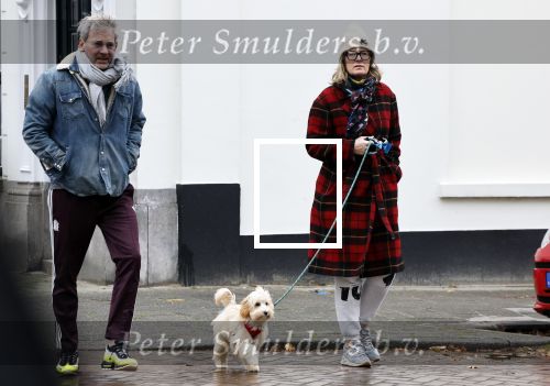 Den Haag 23 november 2024
Matthijs v Nieuwkerk en zijn vriendin Martha Riemsma met hun nieuwe hondje bij hun huis in Den Haag .