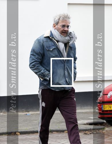 Den Haag 23 november 2024
Matthijs v Nieuwkerk en zijn vriendin Martha Riemsma met hun nieuwe hondje bij hun huis in Den Haag .