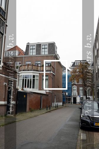 Den Haag 23 november 2024
Matthijs v Nieuwkerk en zijn vriendin Martha Riemsma met hun nieuwe hondje bij hun huis in Den Haag .