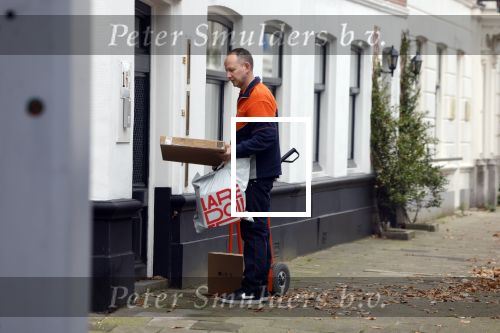 Den Haag 9 november 2024
Huis Matthijs v Nieuwkerk . De auto van Martha Riemsma staat voor de deur. Bezorger Post NL aan de deur bij Matthijs