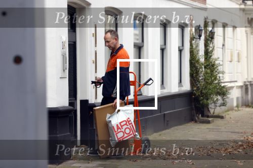 Den Haag 9 november 2024
Huis Matthijs v Nieuwkerk . De auto van Martha Riemsma staat voor de deur. Bezorger Post NL aan de deur bij Matthijs