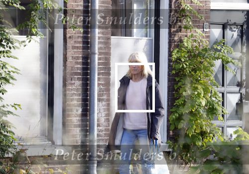 Haarlem e.o. 2 november 2024
Paul Witteman en (ex) partner Melinde Kassens wandelend in het bos winkelend  en bij het huis van Melinde Kassens in de buurt van het huis van Paul .