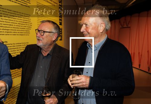 Amstelveen 14 november 2024
Opening expositie en boekpresentatie van 80 jaar Jeroen Krabbe in het Cobra Museum . Joop v d Ende overhandit het eerste boek . Vrouw Herma Krabbe zit op de eerste rij samen met zoon Jasper en Jacob Krabbe . Paul Haenen