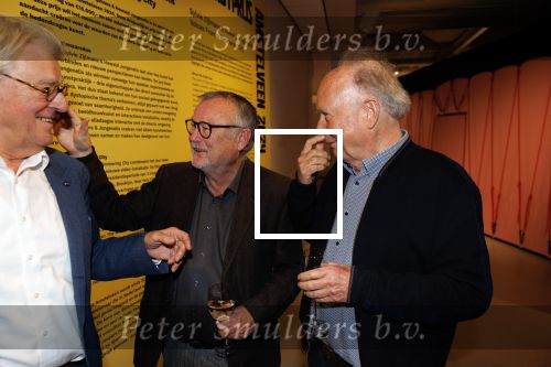 Amstelveen 14 november 2024
Opening expositie en boekpresentatie van 80 jaar Jeroen Krabbe in het Cobra Museum . Joop v d Ende overhandit het eerste boek . Vrouw Herma Krabbe zit op de eerste rij samen met zoon Jasper en Jacob Krabbe . Paul Haenen