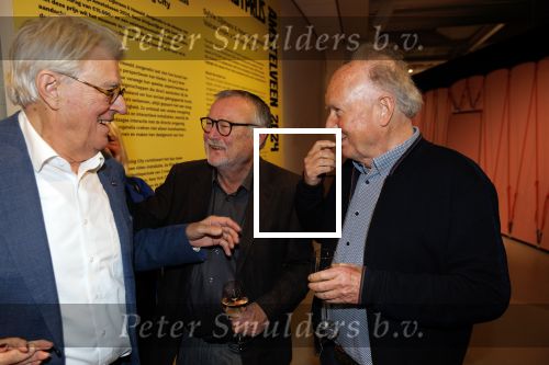 Amstelveen 14 november 2024
Opening expositie en boekpresentatie van 80 jaar Jeroen Krabbe in het Cobra Museum . Joop v d Ende overhandit het eerste boek . Vrouw Herma Krabbe zit op de eerste rij samen met zoon Jasper en Jacob Krabbe . Paul Haenen