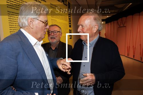 Amstelveen 14 november 2024
Opening expositie en boekpresentatie van 80 jaar Jeroen Krabbe in het Cobra Museum . Joop v d Ende overhandit het eerste boek . Vrouw Herma Krabbe zit op de eerste rij samen met zoon Jasper en Jacob Krabbe . Paul Haenen