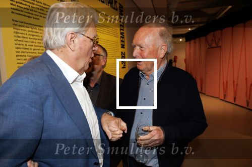 Amstelveen 14 november 2024
Opening expositie en boekpresentatie van 80 jaar Jeroen Krabbe in het Cobra Museum . Joop v d Ende overhandit het eerste boek . Vrouw Herma Krabbe zit op de eerste rij samen met zoon Jasper en Jacob Krabbe . Paul Haenen