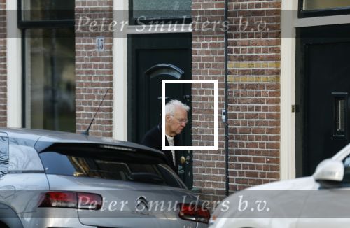 Haarlem e.o. 2 november 2024
Paul Witteman en (ex) partner Melinde Kassens wandelend in het bos winkelend  en bij het huis van Melinde Kassens in de buurt van het huis van Paul . Paul Witteman arriveert bij zijn huis
