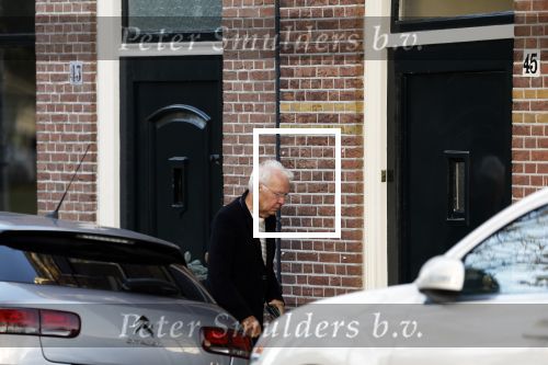 Haarlem e.o. 2 november 2024
Paul Witteman en (ex) partner Melinde Kassens wandelend in het bos winkelend  en bij het huis van Melinde Kassens in de buurt van het huis van Paul . Paul Witteman arriveert bij zijn huis
