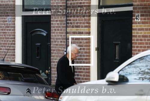 Haarlem e.o. 2 november 2024
Paul Witteman en (ex) partner Melinde Kassens wandelend in het bos winkelend  en bij het huis van Melinde Kassens in de buurt van het huis van Paul . Paul Witteman arriveert bij zijn huis