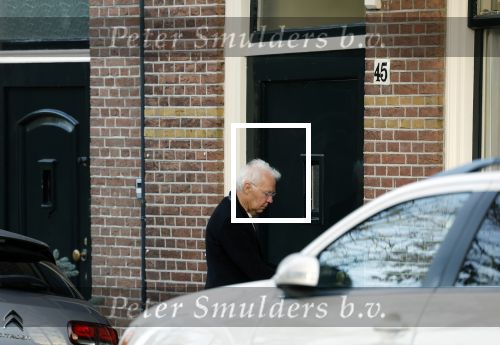 Haarlem e.o. 2 november 2024
Paul Witteman en (ex) partner Melinde Kassens wandelend in het bos winkelend  en bij het huis van Melinde Kassens in de buurt van het huis van Paul . Paul Witteman arriveert bij zijn huis