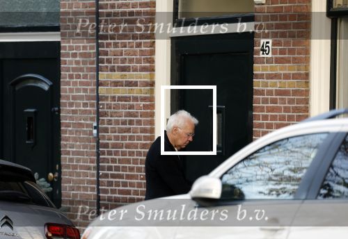 Haarlem e.o. 2 november 2024
Paul Witteman en (ex) partner Melinde Kassens wandelend in het bos winkelend  en bij het huis van Melinde Kassens in de buurt van het huis van Paul . Paul Witteman arriveert bij zijn huis