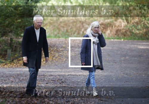 Haarlem e.o. 2 november 2024
Paul Witteman en (ex) partner Melinde Kassens wandelend in het bos winkelend  en bij het huis van Melinde Kassens in de buurt van het huis van Paul .
