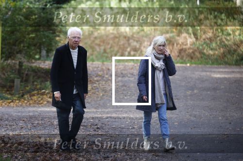 Haarlem e.o. 2 november 2024
Paul Witteman en (ex) partner Melinde Kassens wandelend in het bos winkelend  en bij het huis van Melinde Kassens in de buurt van het huis van Paul .