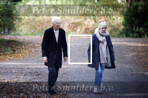 Haarlem e.o. 2 november 2024
Paul Witteman en (ex) partner Melinde Kassens wandelend in het bos winkelend  en bij het huis van Melinde Kassens in de buurt van het huis van Paul .