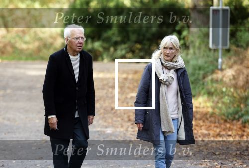 Haarlem e.o. 2 november 2024
Paul Witteman en (ex) partner Melinde Kassens wandelend in het bos winkelend  en bij het huis van Melinde Kassens in de buurt van het huis van Paul .