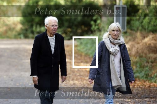 Haarlem e.o. 2 november 2024
Paul Witteman en (ex) partner Melinde Kassens wandelend in het bos winkelend  en bij het huis van Melinde Kassens in de buurt van het huis van Paul .
