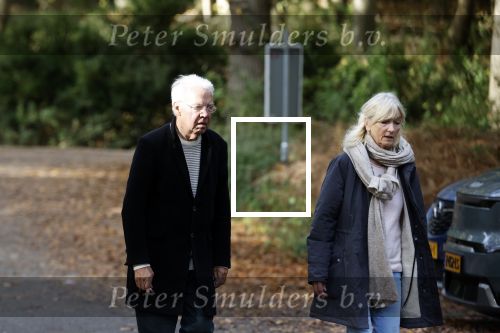 Haarlem e.o. 2 november 2024
Paul Witteman en (ex) partner Melinde Kassens wandelend in het bos winkelend  en bij het huis van Melinde Kassens in de buurt van het huis van Paul .