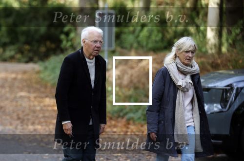 Haarlem e.o. 2 november 2024
Paul Witteman en (ex) partner Melinde Kassens wandelend in het bos winkelend  en bij het huis van Melinde Kassens in de buurt van het huis van Paul .
