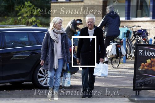 Haarlem e.o. 2 november 2024
Paul Witteman en (ex) partner Melinde Kassens wandelend in het bos winkelend  en bij het huis van Melinde Kassens in de buurt van het huis van Paul .