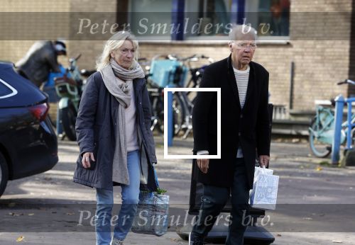 Haarlem e.o. 2 november 2024
Paul Witteman en (ex) partner Melinde Kassens wandelend in het bos winkelend  en bij het huis van Melinde Kassens in de buurt van het huis van Paul .