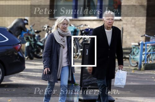 Haarlem e.o. 2 november 2024
Paul Witteman en (ex) partner Melinde Kassens wandelend in het bos winkelend  en bij het huis van Melinde Kassens in de buurt van het huis van Paul .
