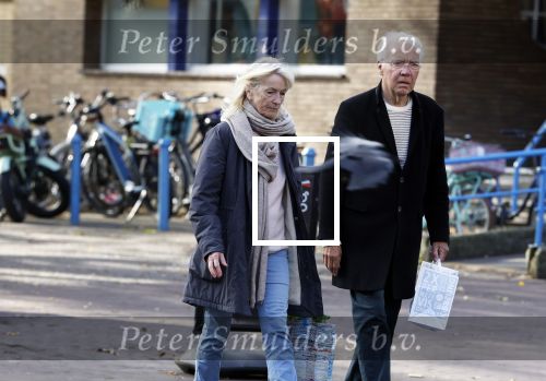 Haarlem e.o. 2 november 2024
Paul Witteman en (ex) partner Melinde Kassens wandelend in het bos winkelend  en bij het huis van Melinde Kassens in de buurt van het huis van Paul .