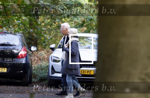 Haarlem e.o. 2 november 2024
Paul Witteman en (ex) partner Melinde Kassens wandelend in het bos winkelend  en bij het huis van Melinde Kassens in de buurt van het huis van Paul .